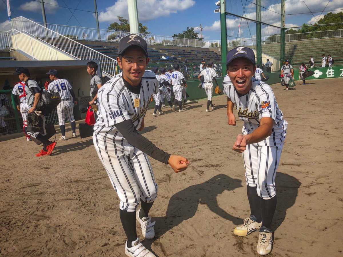 taidai_nanshiki's tweet photo. 秋季リーグ第5戦VS京産
4-0で快勝✌️✌️
本日のヒーローは師弟コンビ！左から、4回に先制の2点タイムリーを放った男前松尾(体育3)、8回にダメ押しの2点タイムリーを放ったチームの声出し担当藤原(体育2)です！
先発の高原も完封し2勝目を上げました✌️
3勝2敗で折り返し！後半戦に突入します！ https://t.co/0TECgz52wy