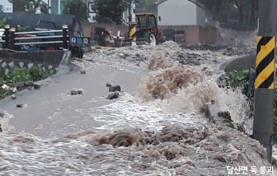 #태풍콩레이 #영덕태풍피해

10월 5일(금) 밤부터 내리기 시작해
10월 6일(토) 오전까지 영덕을 집중 강타한 태풍 '콩레이'...

10월 6일, 영덕군은 곳곳을 돌며
상황을 체크해 #긴급복구 를 했습니다.

(#사진 은 콩레이가 절정이던 6일, 긴급복구를 하기 위해 비상순찰을 하며 찍은 사진입니다)