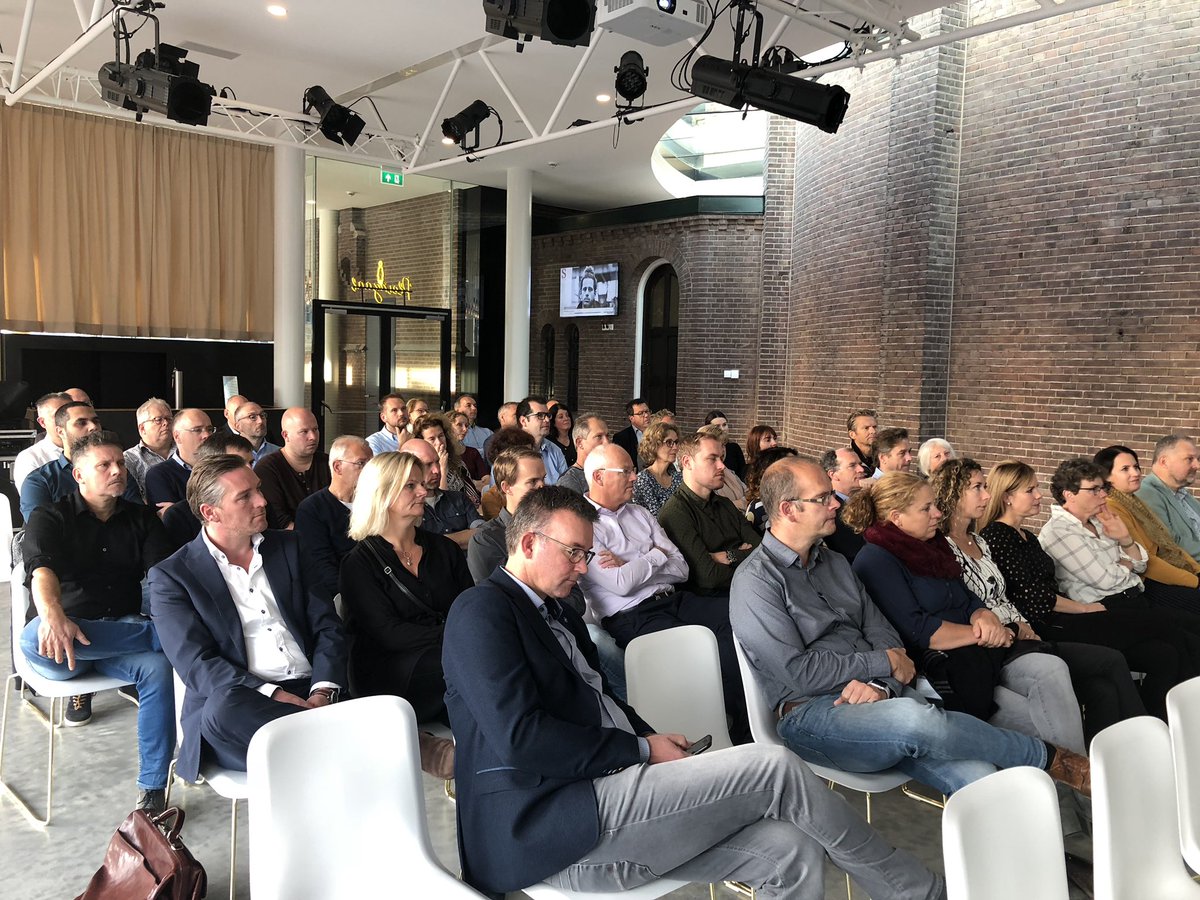 De dag starten met Backstage Silicon Valley Talk van <a href="/JorusEveraerd/">Jorus Everaerd</a> in mooie Pleinzaal <a href="/speelhuis/">speelhuis</a> om bewustzijn te vergroten van impact technologie op ons werk, ons leven en onze huisvesting #toekomstgerichtwerken <a href="/gemeenteHelmond/">Gemeente Helmond</a>