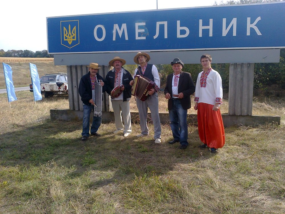 bolilka's tweet photo. Патрулюють, грають ще й пісні співають: чи безпечно у «Селі року-2018». Омельник. Полтавщина. #шерифи #шерифи_для_нових_громад #громади https://t.co/Xu4OcnnpuM https://t.co/VjSNPMoV9F