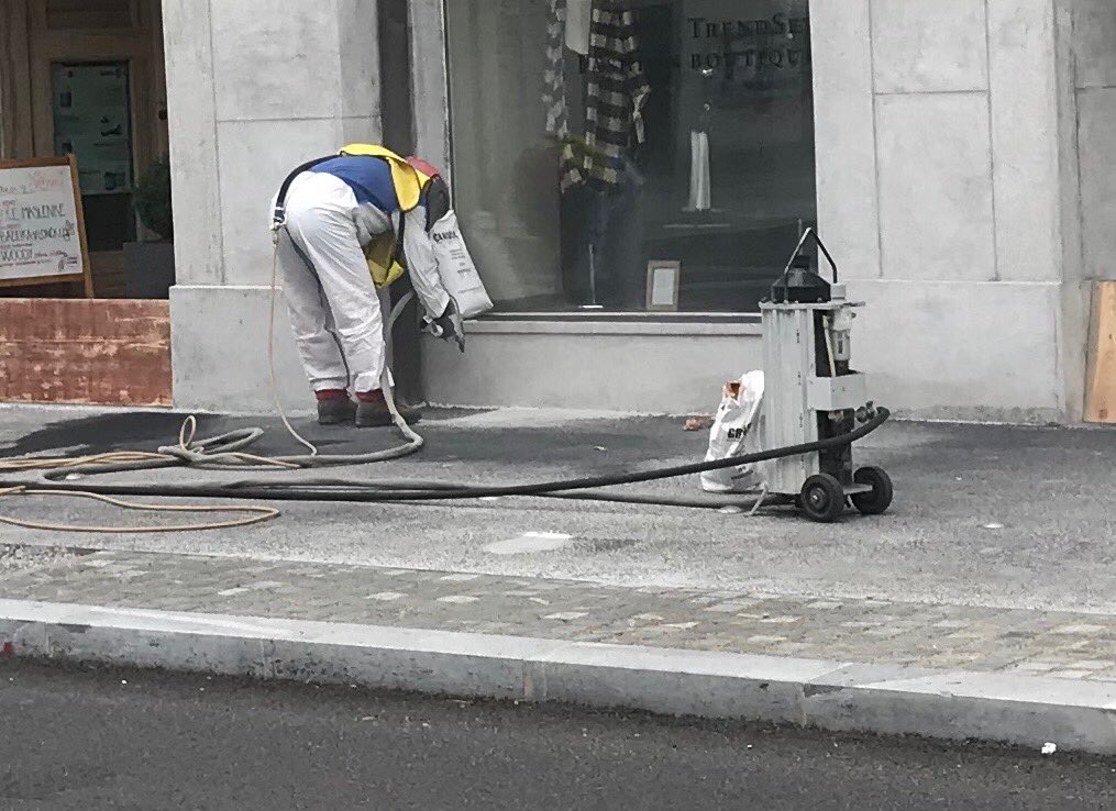 petrasovdat's tweet photo. Da #Gosposvetska popravljajo v vesoljskih skafandrih me ful pomirja pr vdihovanju oblakov, ki se širijo #bioeko 🌿☘️🍀 https://t.co/mZfAk0tX2c