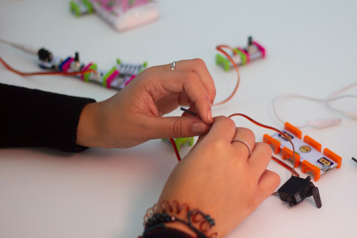 molengeek's tweet image. Tout au long de la semaine, dans le cadre de la #EuropeCodeWeek, et en partenariat avec Google Belgium nous accueillons des écoles pour créer des prototypes tech, découvrir le marketing digital et rencontrer des entrepreneurs inspirants !!
Yessss! #futureentrepreneurs