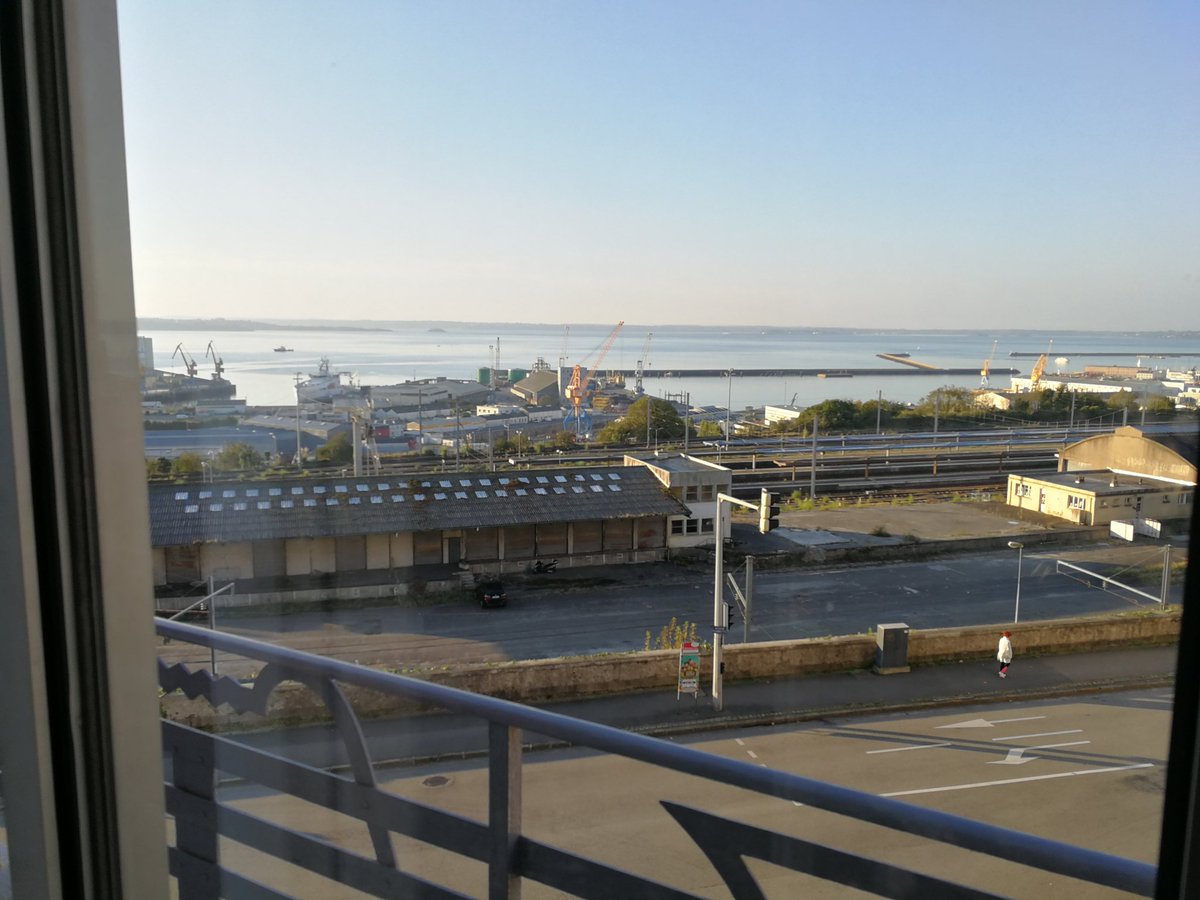AnneStMarie's tweet photo. Donc la météo bretonne a simplement été parfaite : soleil tous les jours sauf pluie durant le #OceanHack 👌😅 et ça continue durant la #SeaTechEvent ! Bien joué, Breizh ! https://t.co/2rRQ7gpVum