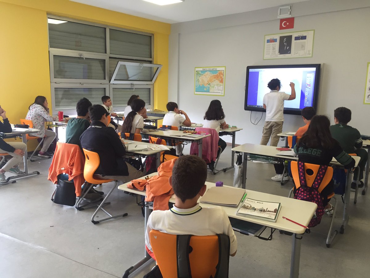 bbbpoj09's tweet photo. Sometimes the best way to learn is to teach! 💪🏼 My teeny tiny teachers. #HamitlerDoga #LearnEnglishWithDogaSchools #theclassroomisours @AliRizaLule @tbmumcu @GuldemG @DogaAcademy https://t.co/BlVLSR7yo4