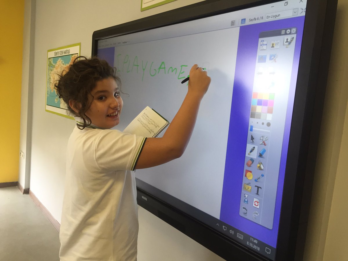 bbbpoj09's tweet photo. Sometimes the best way to learn is to teach! 💪🏼 My teeny tiny teachers. #HamitlerDoga #LearnEnglishWithDogaSchools #theclassroomisours @AliRizaLule @tbmumcu @GuldemG @DogaAcademy https://t.co/BlVLSR7yo4