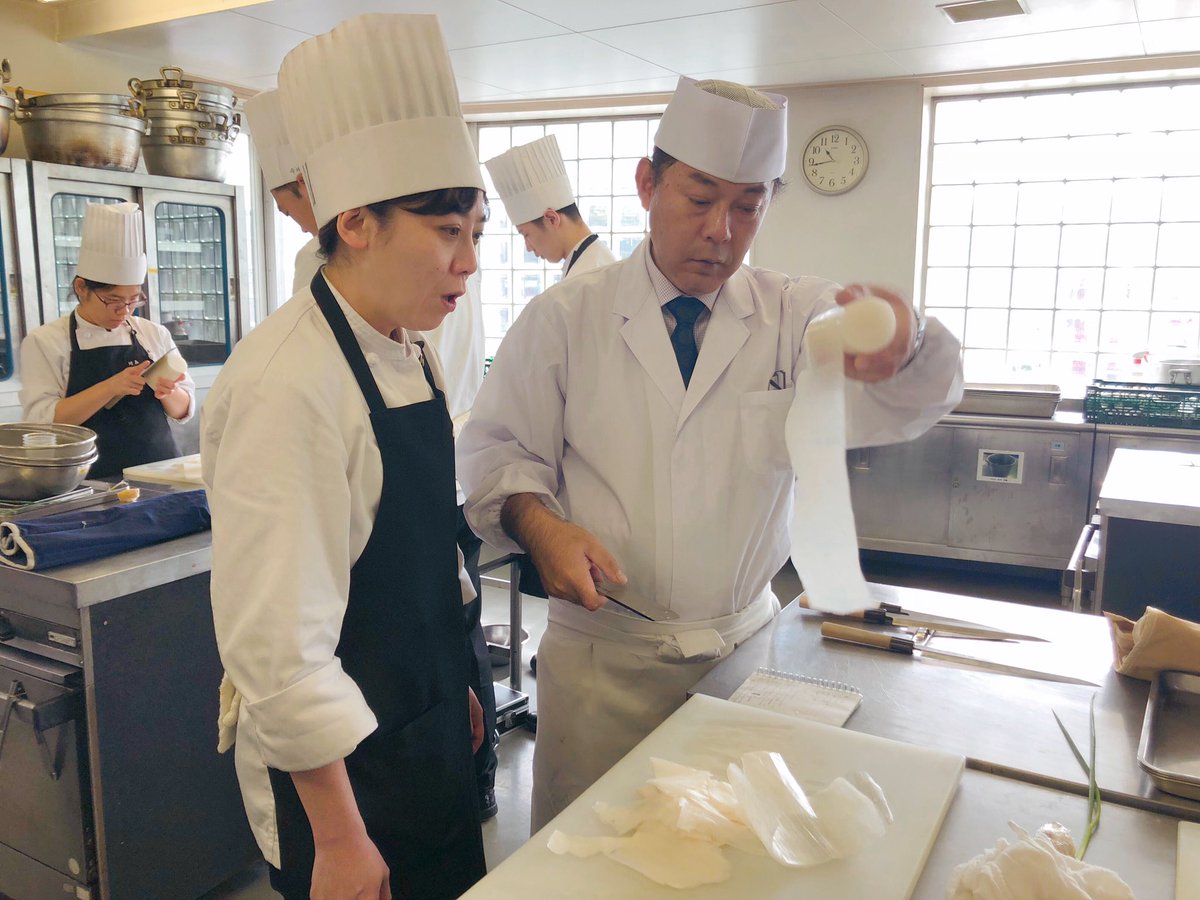 宮島学園北海道調理師専門学校 A Twitter 日本料理の実習 本日 調理総合科1年生と速成科 1年課程クラス は 魚の捌き方を学びました 鯵のお造り です 他にも大根の桂剥きなど 日本料理の基本的な包丁の使い方の授業でした 気分は板前さん 宮島学園北海道調理師専門学校 A Twitter 日本料理の実習 本日 調理総合科1年生と速成科 1年課程クラス は 魚の捌き方を学びました 鯵のお造り です 他にも大根の桂剥きなど 日本料理の基本的な包丁の使い方の授業でした 気分は板前さん