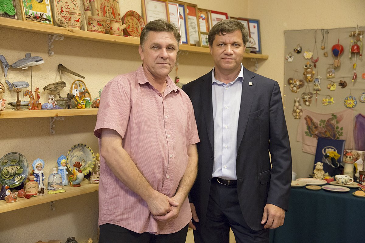 adm_vlc's tweet photo. Глава Владивостока встретился с руководителем организации «Благое дело» Геннадием Антроповым. Виталий Веркеенко приехал в мастерскую для того, чтобы обсудить – чем город может помочь этой организации: https://t.co/km4obqPS4g https://t.co/lm81GCU47Z