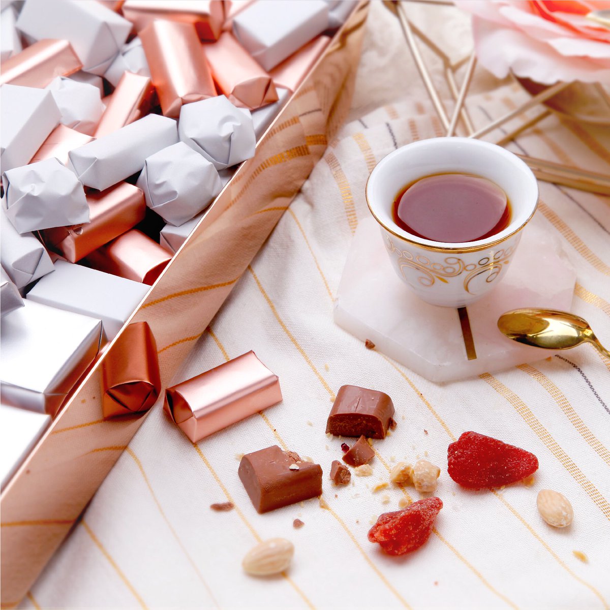 AraqyChocolate's tweet photo. منشن الصديق التي تحب أن تشارك أوقاتك الغاليه معه
Who would you share your precious Araqy moments with? Leave a comment below
.
.
Snapchat:mhilalgroup
@mhilalgroup #MHG #araqychocolate #Araqy #UAE #Happiness 
#مجموعة_محمد_هلال
#رائد_إبداع_إماراتي
#كلنا_نقدر #اراقي #شوكولاتة_أراقي https://t.co/2R1ofHRk8n