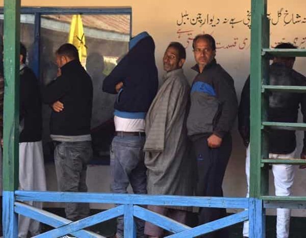 DaarXeeshan's tweet photo. Among the 2% voters of the valley 
This is what they feel voting 
#hidingface #Srinagar 
Mockery of democracy 
@PMOIndia @ImranKhanPTI @shahfaesal @SAfridiOfficial 
@geonews_english @DennisCricket_ https://t.co/04otN7vE6G