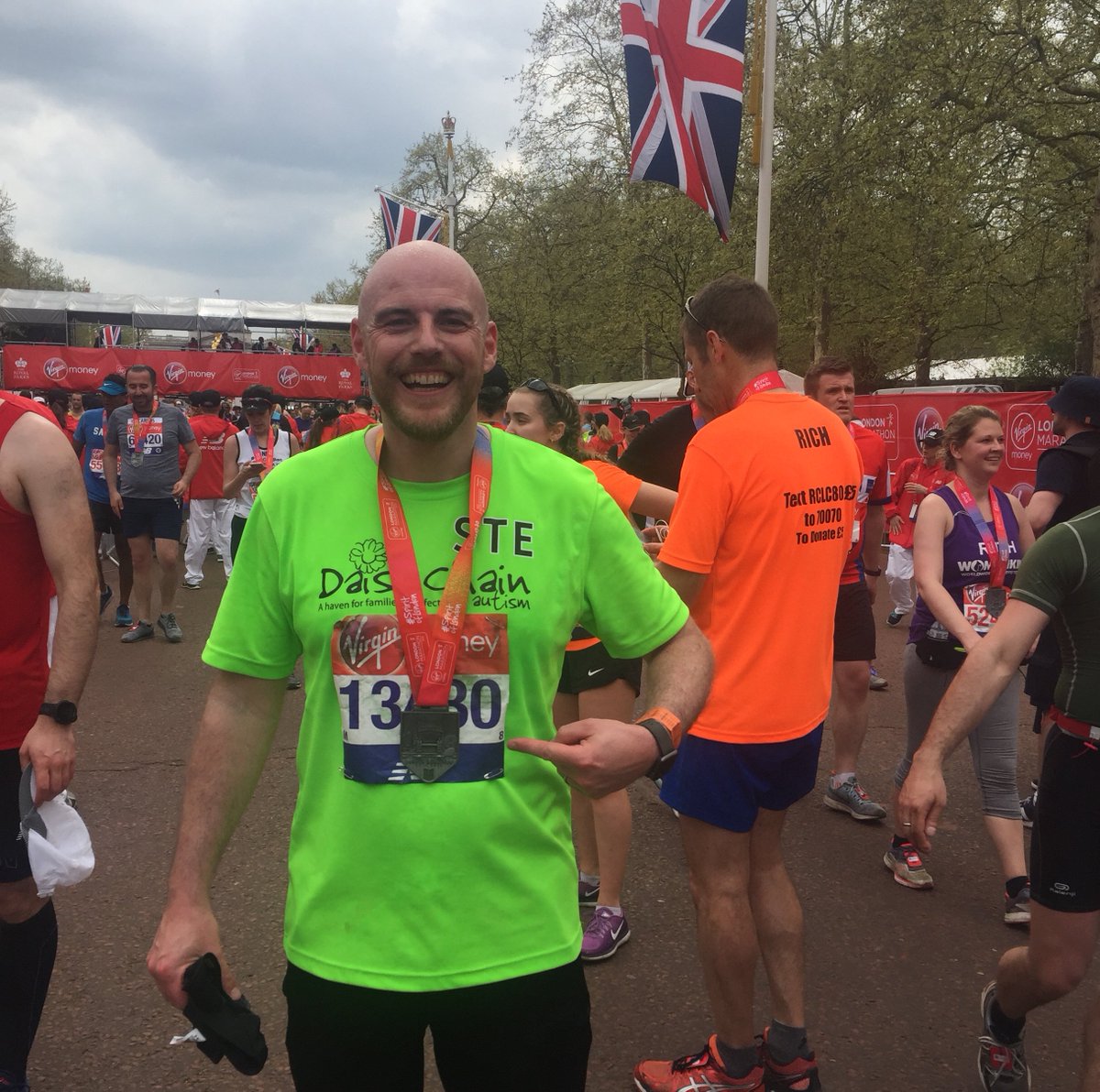 daisychain_ne's tweet photo. Despite a knee injury and gruelling training, Ste Malcolm managed to achieve his goal of competing in the @LondonMarathon by the age of 40, raising a whopping £5,000 for Daisy Chain for his efforts - https://t.co/cgDU7NkFSd #charity #autism #LondonMarathon #LondonMarathon2019 https://t.co/wR4WpBCJ2P