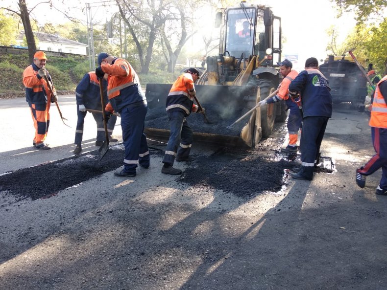 adm_vlc's tweet photo. На аварийно-восстановительный ремонт дорог во Владивостоке выделены дополнительные лимиты. В ближайшее время самые проблемные участки залатают еще на 12 улицах города: https://t.co/6Nw9wIZ1tC https://t.co/TkQOmZG0MB