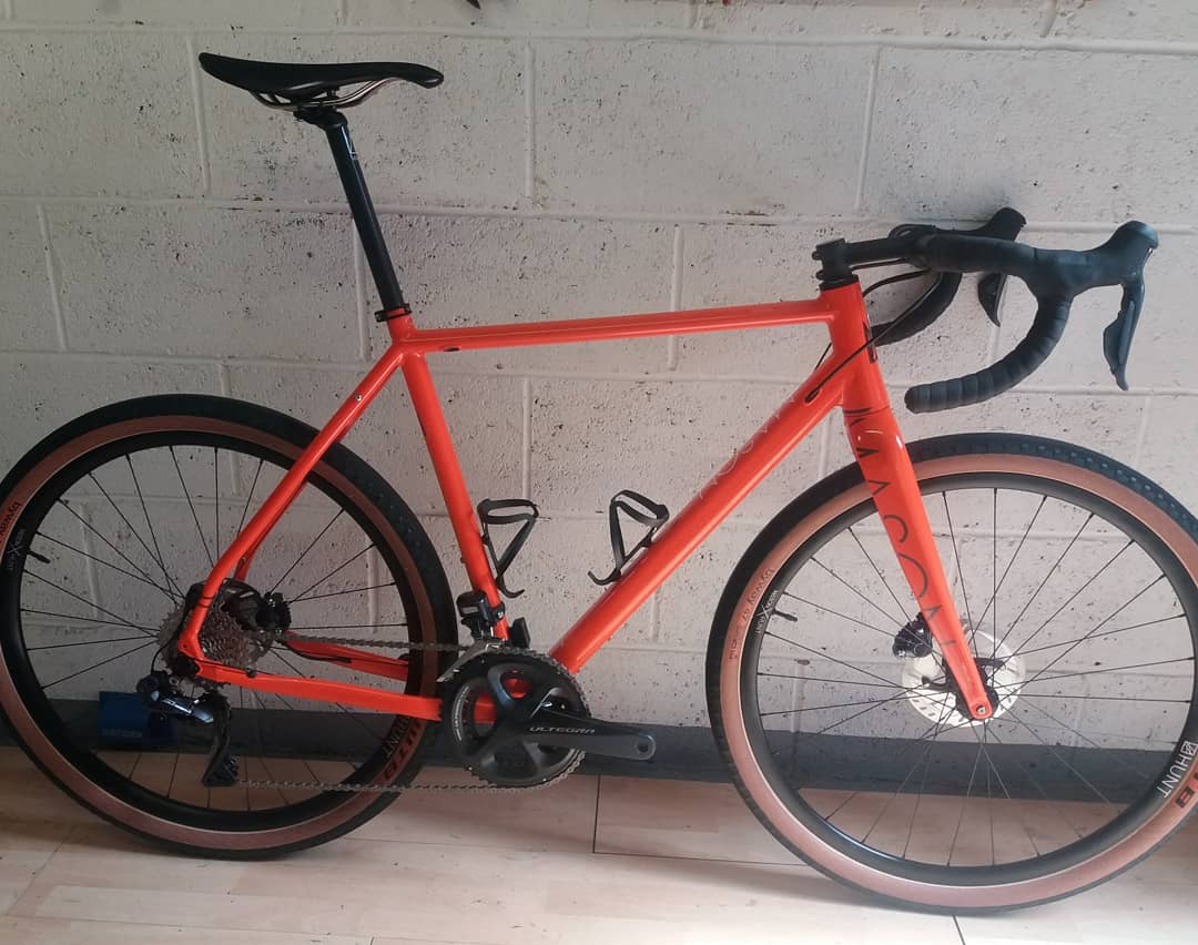 BuildCycleWorks's tweet image. A super clean and neat looking Mason full bike build. Di2 junction box tucked away under the bottle cage leaving clean lines and a clutter free cockpit. 

#Buildcycleworks #Nottingham #cyclinglife