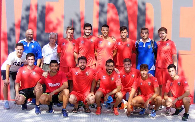 nensdelvendrell's tweet photo. A l'assaig de Dimecres ens visitarà i participarà a les pinyes el primer equip del @okcevendrell 🏑 Entre tots els assistents sortejarem una samarreta signada per tots els jugadors. #okVendrell #castellers #SOM 🔴⚫️ https://t.co/oKlXxCwx9m