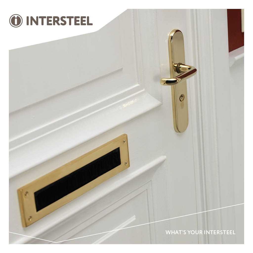 Week van de Veiligheid - Het veiligheidsbeslag van Intersteel is SKG gekeurd. Dit betekent dat het daadwerkelijk inbraakwerend is. Het veiligheidsbeslag is verkrijgbaar in diverse kleuren, zodat het helemaal past bij de stijl van jouw voor- en achterdeur: intersteel.nl/assortiment/bu…