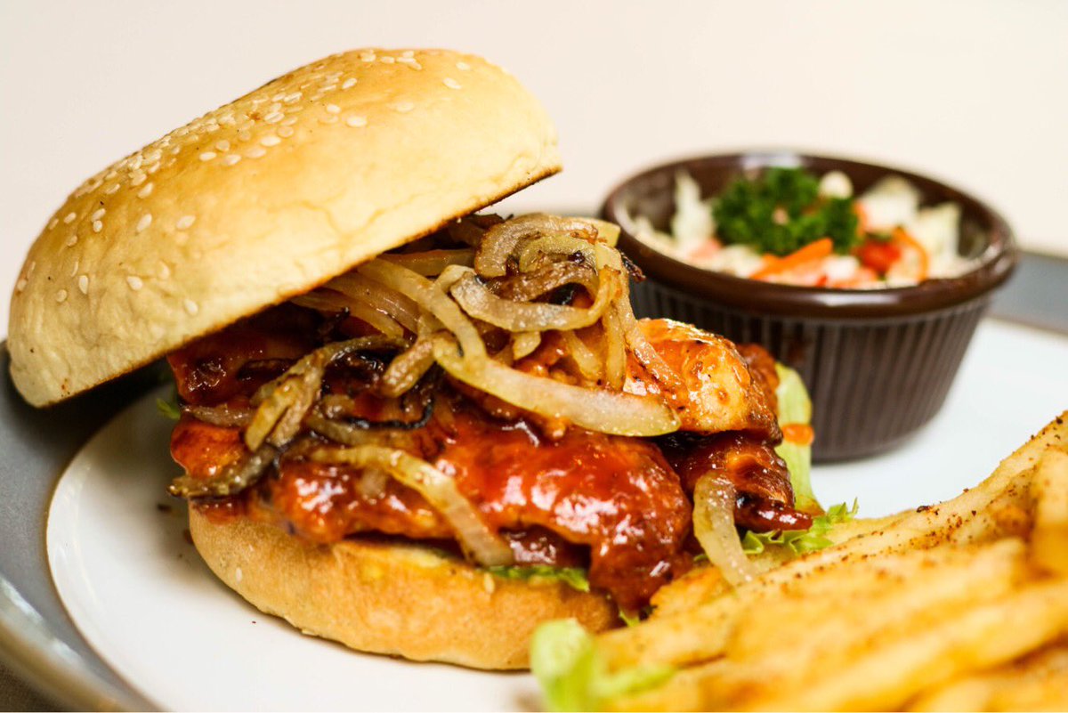Homemade Burger dari kami, BBQ Chicken Strip Steak Burger!Hanya ada di Papa Ron's Pizza Cafe😉
.
.
#burger #igdrink #foodtraveler #foodgasm #foodisgood #foodgram #jakarta #jktfoodbang #jktfood #insta #foodporn #foodislife