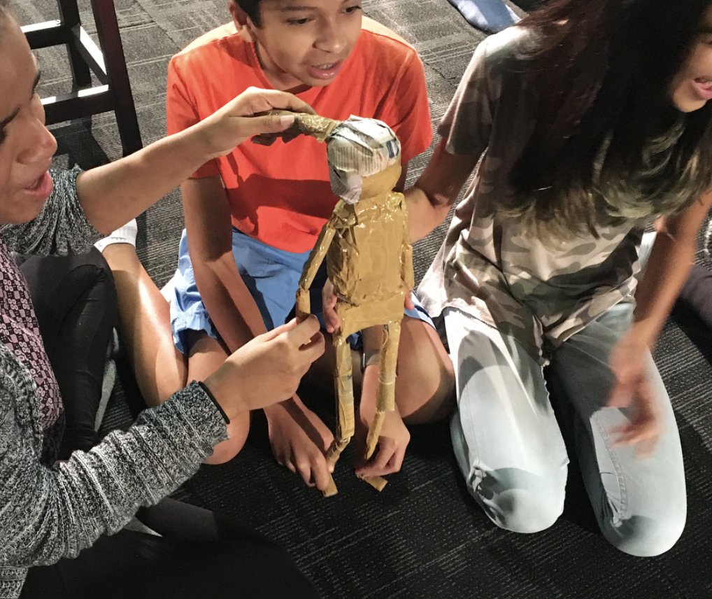 KaleroyZ's tweet image. I took a bunraku technique workshop with puppeteer Anurupa Roy of @katkathapuppet then taught the same to my 8th graders. Three students, one puppet, endless collaboration. 
#NESAchat #NESArts #ArtsEdChat #ArtsEd #TheatreEd #TheatreEdChat #MusicEd #MusicEducation @ASBIndia