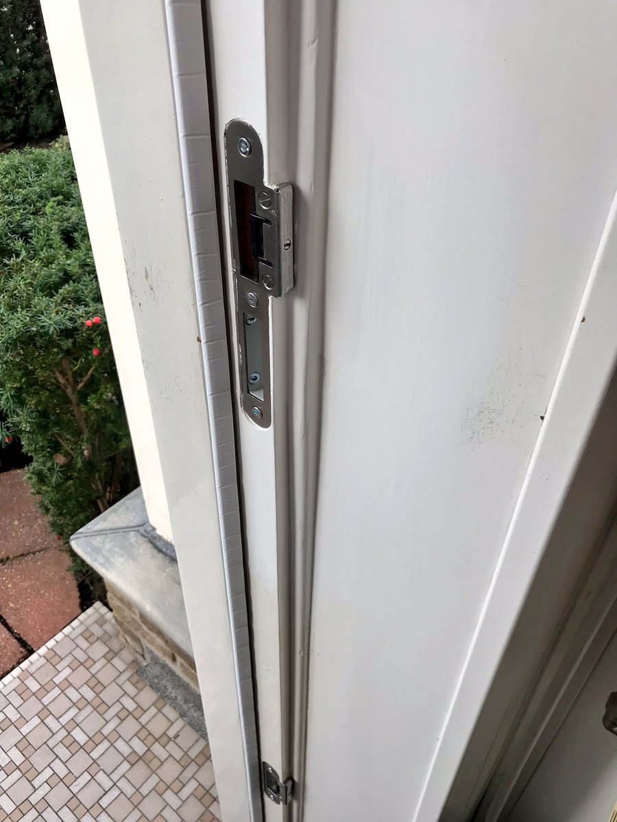 Tegen_Inbraak's tweet photo. Met de #HMB #renovatie #freesmal schade hersteld en met een passend stuk meranti weer nieuwe sluitkom kunnen frezen met de OF1400 van #Festool. Werkt top @HMB_NL! https://t.co/EfydUUZt5X