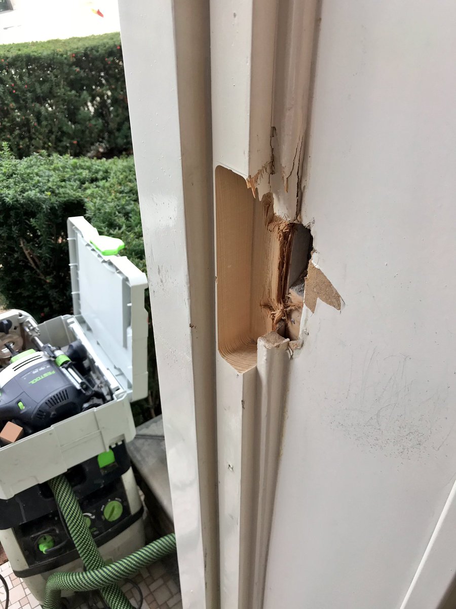 Tegen_Inbraak's tweet photo. Met de #HMB #renovatie #freesmal schade hersteld en met een passend stuk meranti weer nieuwe sluitkom kunnen frezen met de OF1400 van #Festool. Werkt top @HMB_NL! https://t.co/EfydUUZt5X
