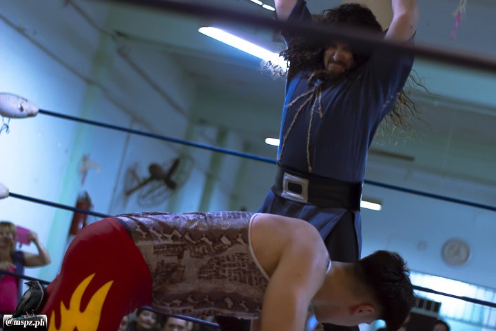 NuevaEraArg's tweet photo. Los dos luchadores representantes de #CatchArgentino dieron lo mejor en el ring en una lucha sin descalificación, pero el temerario #Lobo (@enzo_lobooo) queda en pie enfrente de su rival #Kodran. https://t.co/5V3yi9M2jk