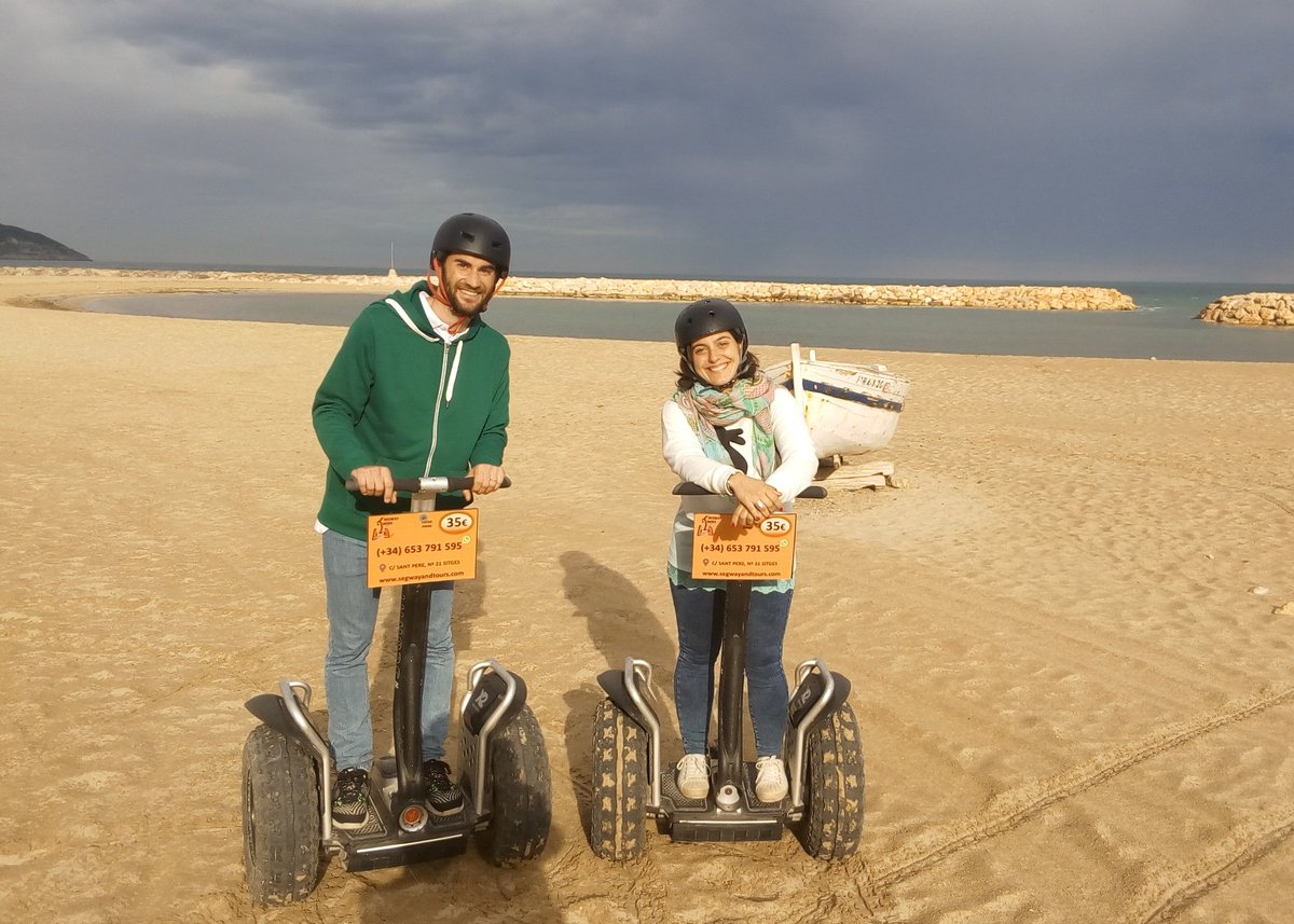 Parece que el otoño ha llegado para quedarse, aún así nosotros seguimos disfrutando igual de la playa y las maravillosas vistas de Sitges. ¡Feliz martes!🍁

#sitgestours #segway #autumn #segwaytour #segwaysitges