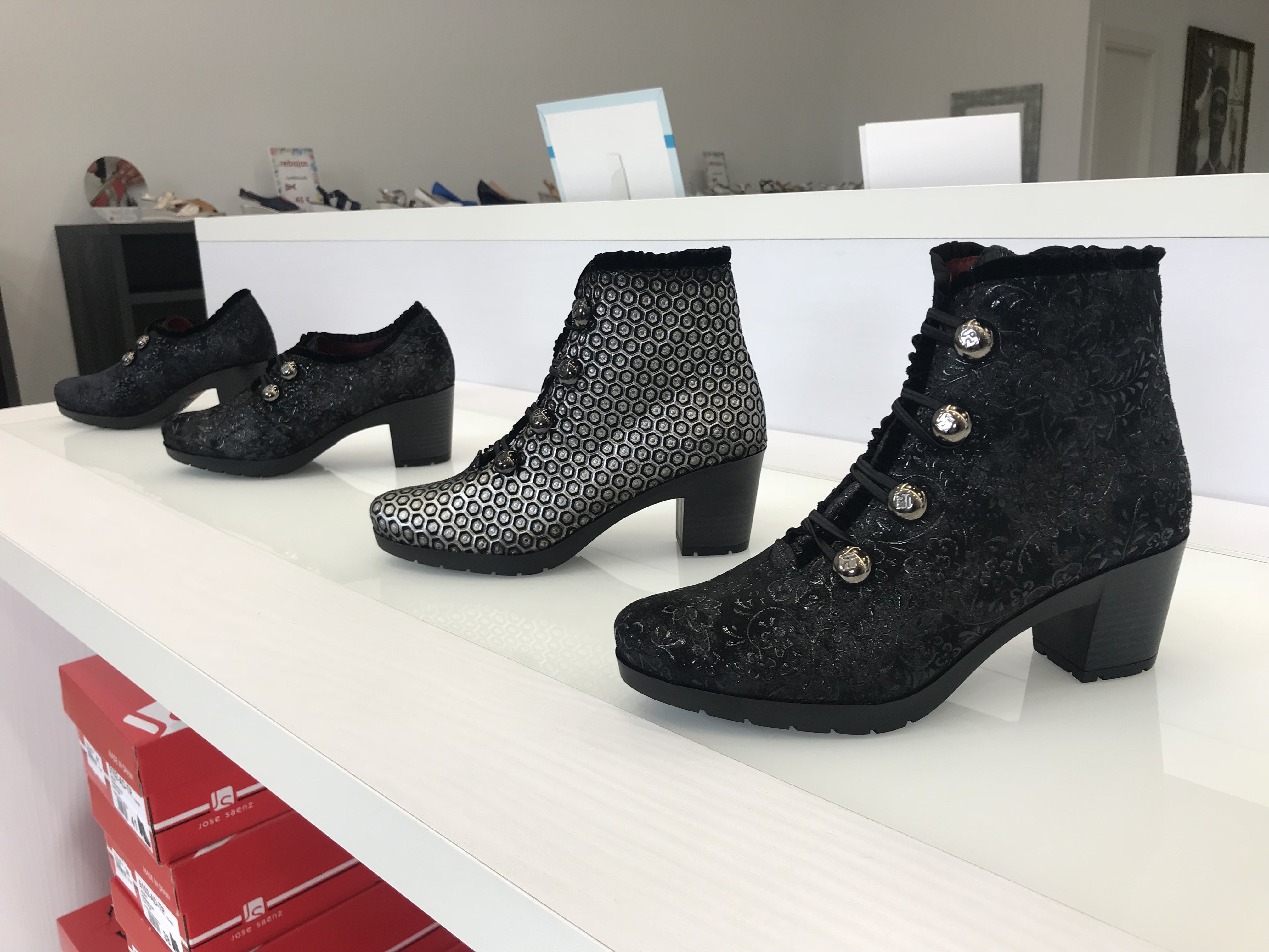 Arnedo Calzado on Twitter: "Nueva temporada Otoño Invierno 2018 en la tienda oficial @JoseSaenzShoes de Arnedo. Diseño y confort únicos en zapatos, botas y botines de nueva colección, muestras nº 37