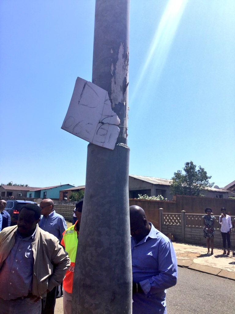 CityofJoburgZA's tweet photo. Most street lights and traffic signals have illegal advertising on them. 📌All residents have the right to remove any illegal advertisements. #JoburgWorks #JoburgBylaws ^LM https://t.co/e91xRGMOGX