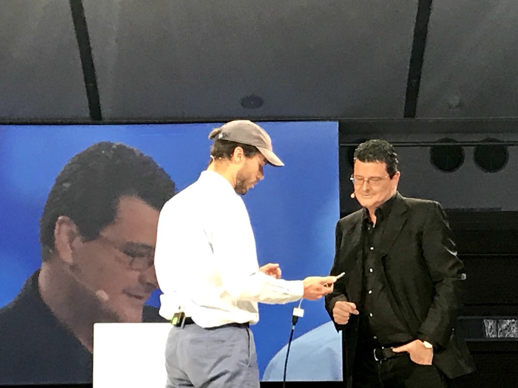 SeverineLienard's tweet photo. Demo live : Une reconnaissance visuelle par une réalité visuelle augmentée permet d’identifier les problèmes sur une machine à café grâce à #IBMWatson... et va donner la démarche à suivre les tâches pour réparer la machine.
La #technologie simplifie notre vie !
#ThinkParis2018 https://t.co/JoCXCmizQ3