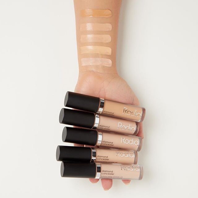 Estás a punto de enamorarte, queremos decir... NUEVO Diamond Liquid Concealer de <a href="/rodialbeauty/">RODIAL</a> 💥Disponible en 5 tonos que van desde el rosa frío al amarillo cálido.