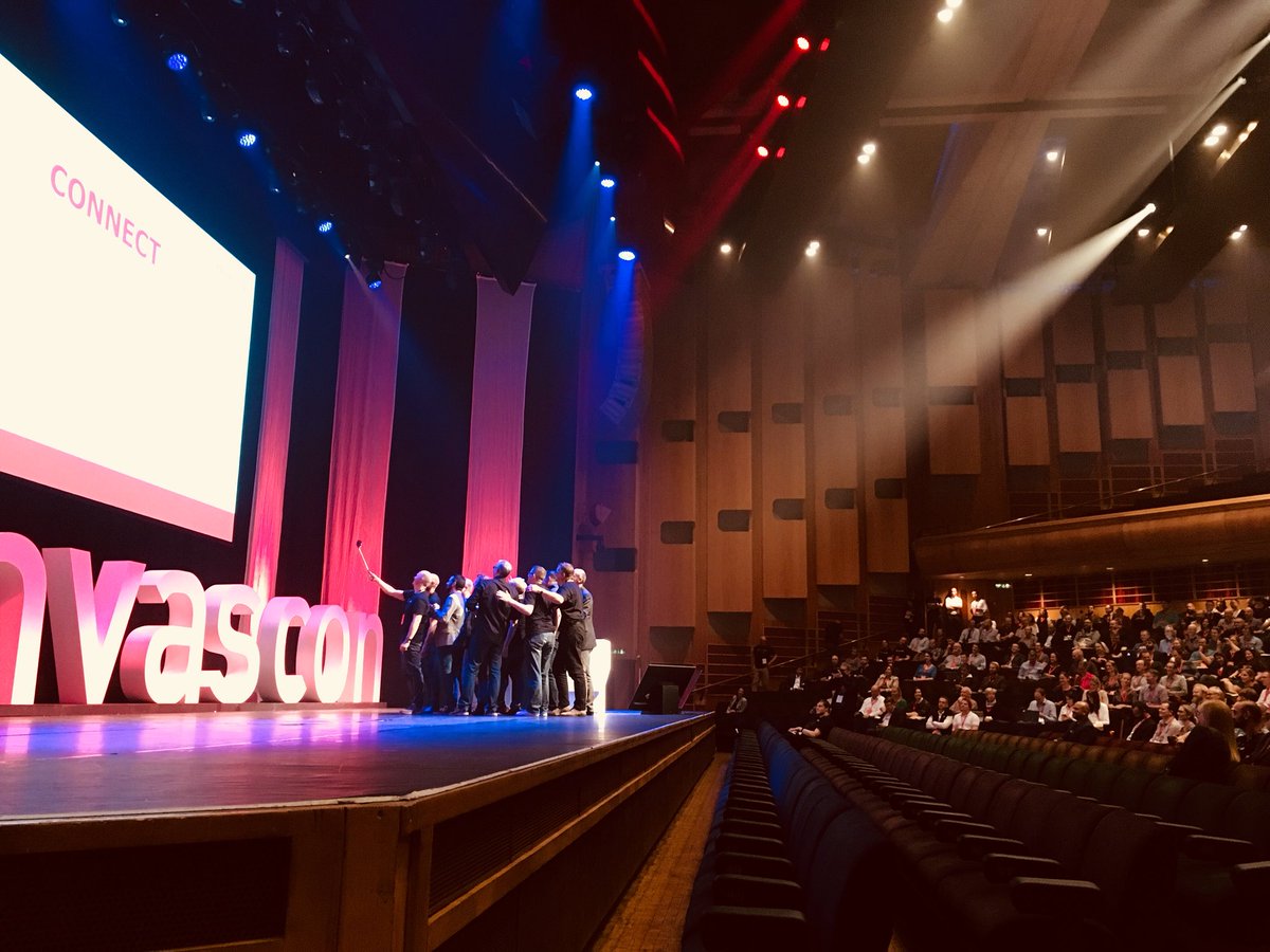 eirinipan's tweet photo. When you are sitting way too far to get into the #CanvasCon #selfie https://t.co/DL2EbRIOq2