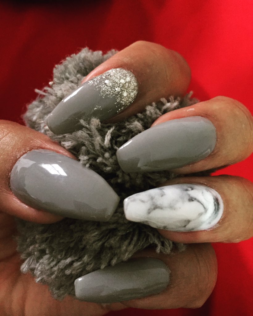 ValerieRametsi's tweet photo. Loving my nails #greymagic #nails #art https://t.co/UkIS0Cswoa