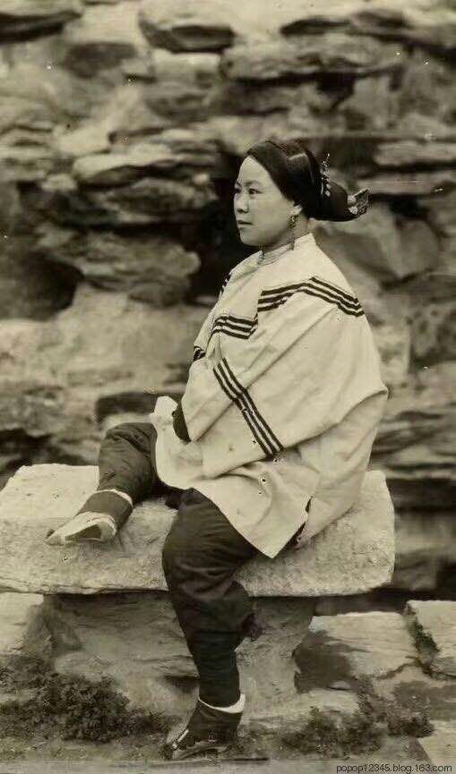 CFootbinding's tweet photo. 河北邢台式弓鞋，鞋底前后墊軟墊，好走不出聲，前掌細瘦，有點折足腕，弓鞋前端綴飾大絲穗，是晚清造型，這式小腳前掌纖瘦，不太短小，估這弓鞋長度在十六厘米左右。很奇怪的是，小腳後跟前推才會出現折足腕，折足腕小腳走路還算方便，比較瘦長腳掌，這腳呈丁字型打開，站立平穩不需扶持，能停下照相 https://t.co/SbTNzWJyet