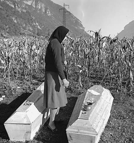 ec_ufficiale's tweet photo. Una mano spunta dal fango. Micaela Coletti è stata ritrovata così dopo la strage del #Vajont del #9ottobre 1963. L'abbiamo intervistata [foto del comitato sopravvissuti] - #EstremeConseguenze #ECsoloNotizie #EC  -  https://t.co/LNmqL3075a https://t.co/9yf4lHZji4