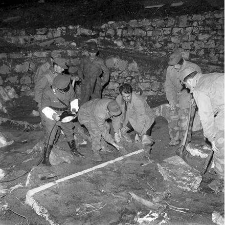ec_ufficiale's tweet photo. Una mano spunta dal fango. Micaela Coletti è stata ritrovata così dopo la strage del #Vajont del #9ottobre 1963. L'abbiamo intervistata [foto del comitato sopravvissuti] - #EstremeConseguenze #ECsoloNotizie #EC  -  https://t.co/LNmqL3075a https://t.co/9yf4lHZji4