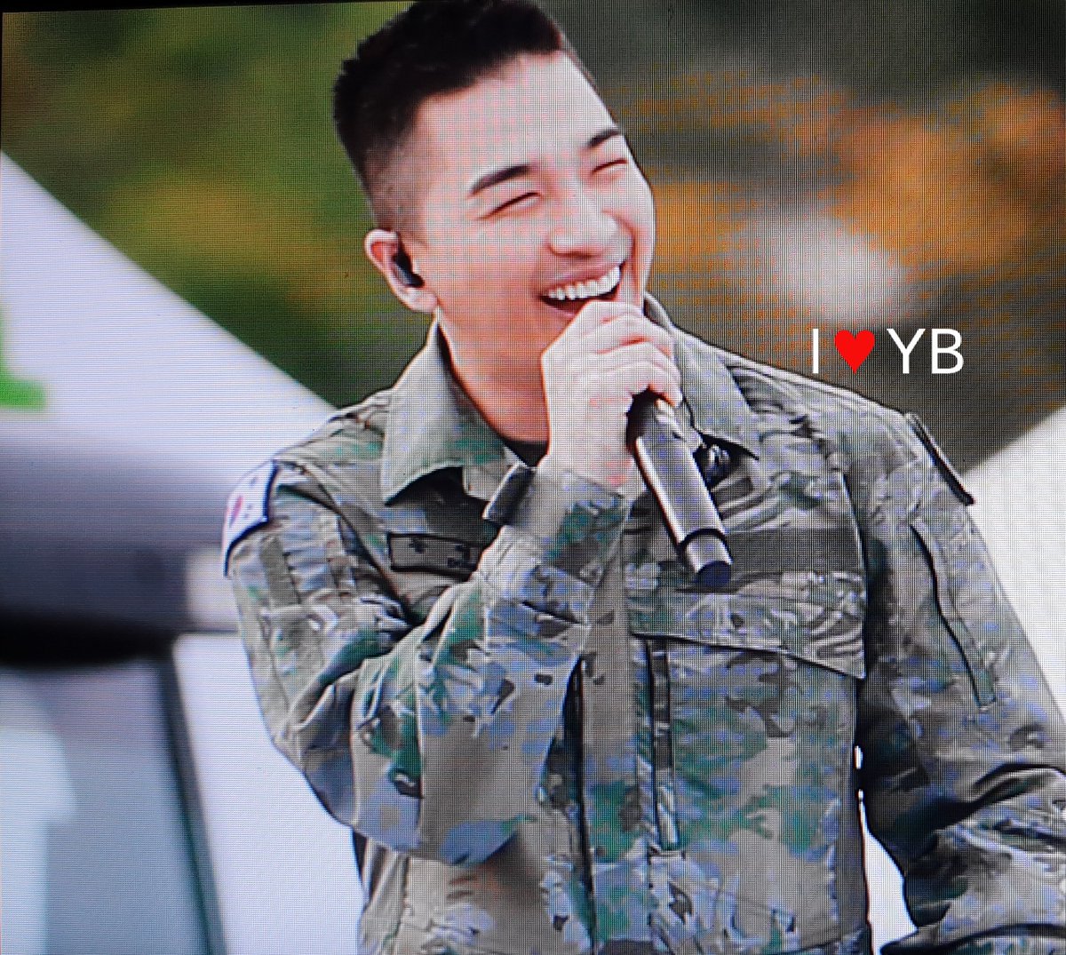 URTHESUN's tweet photo. 181009 #TAEYANG @ 지상군페스티벌 🚩

삼행시천재 대성이 한마디한마디에 빵빵터지는 대성더쿠 영배찡😄😄😄

@Realtaeyang #지상군페스티벌
#태양 #동영배 #영배 #태양달 https://t.co/GNcbVKFMWu