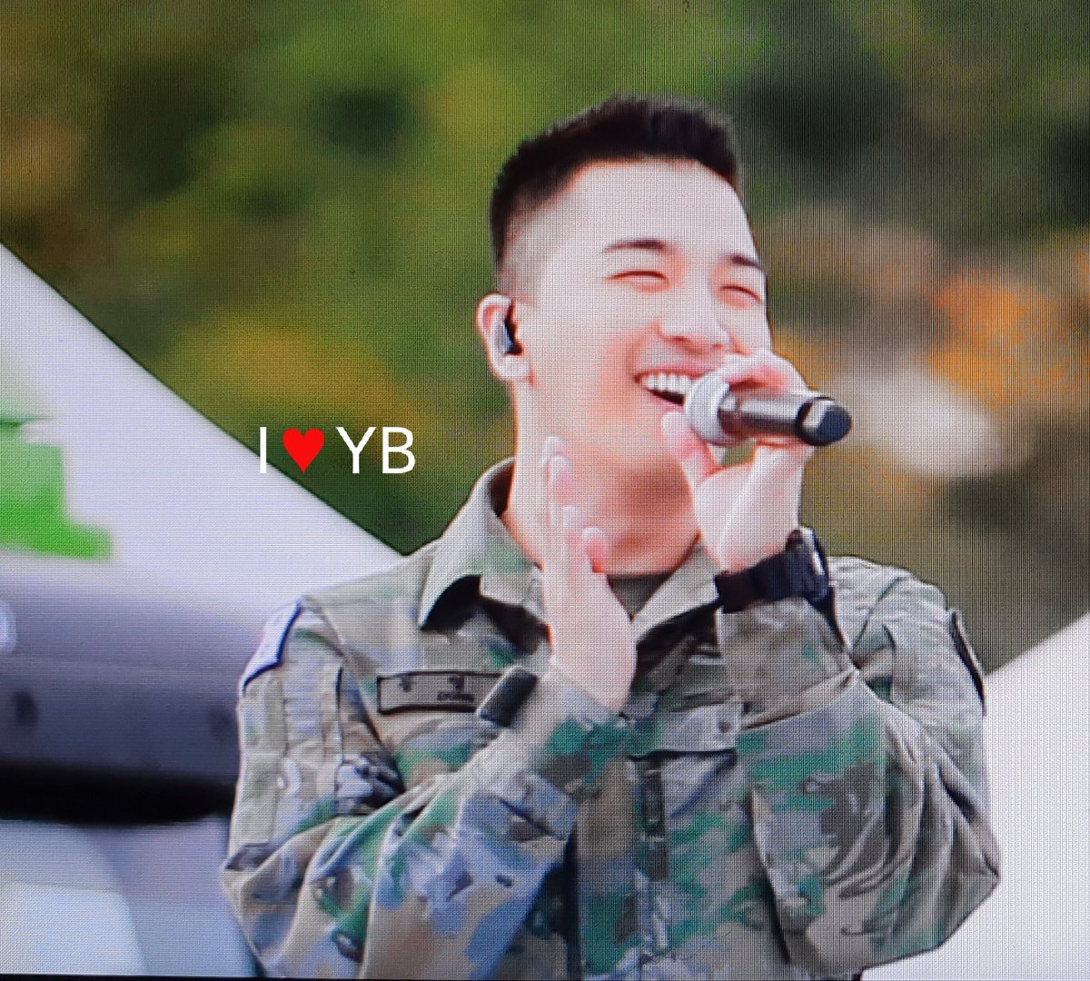 URTHESUN's tweet photo. 181009 #TAEYANG @ 지상군페스티벌 🚩

삼행시천재 대성이 한마디한마디에 빵빵터지는 대성더쿠 영배찡😄😄😄

@Realtaeyang #지상군페스티벌
#태양 #동영배 #영배 #태양달 https://t.co/GNcbVKFMWu
