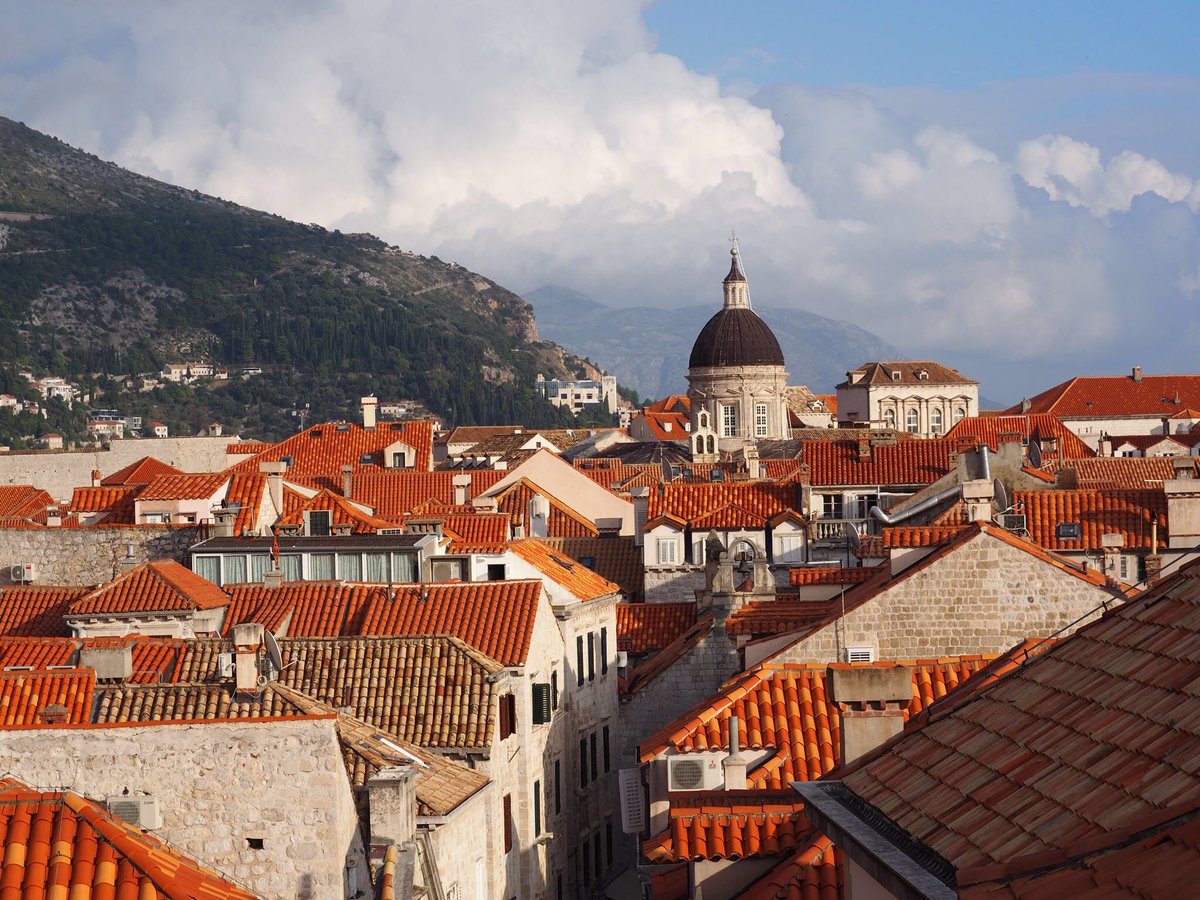 vero4travel's tweet photo. La #costa de #Dubrovnik es así de bonita... las #olas rompen sobre grandes #acantilados custodiados por las altas #murallas que cuidaban de la ciudad @visitacroacia #VisitaDubrovnik #Croatiafulloflife https://t.co/kknlKOBORC