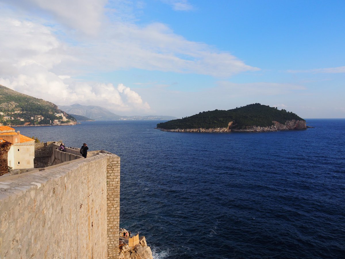 vero4travel's tweet photo. La #costa de #Dubrovnik es así de bonita... las #olas rompen sobre grandes #acantilados custodiados por las altas #murallas que cuidaban de la ciudad @visitacroacia #VisitaDubrovnik #Croatiafulloflife https://t.co/kknlKOBORC