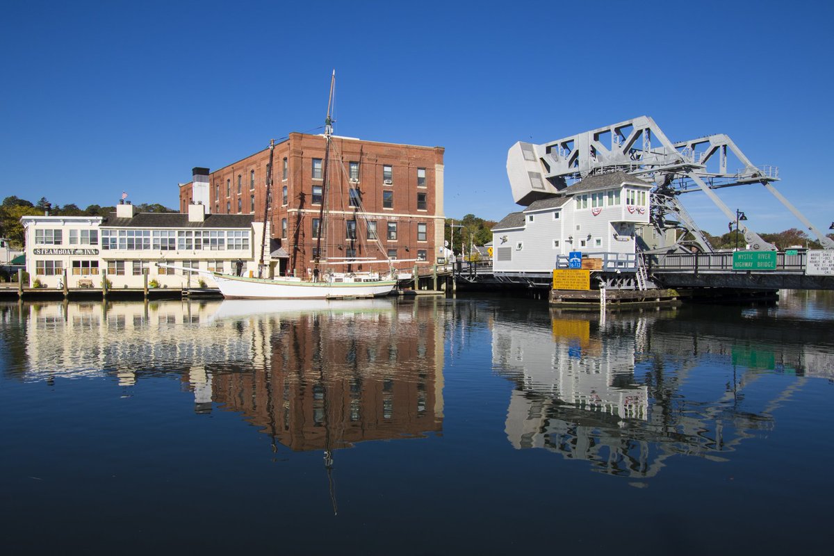 Assaggidiviaggi's tweet photo. Arriviamo in #Connecticut, il sesto Stato del #Newengland toccato nel nostro #ontheroad. Visiteramo #Mystic, cittร tranquilla, ponte sul fiume, parco, barche e negozietti ๐ e poi relax dai parenti di @Annaluvingiani https://t.co/itcSt1no1o #usa #fallfaliage #diariodiviaggio https://t.co/9E7euqXBrS