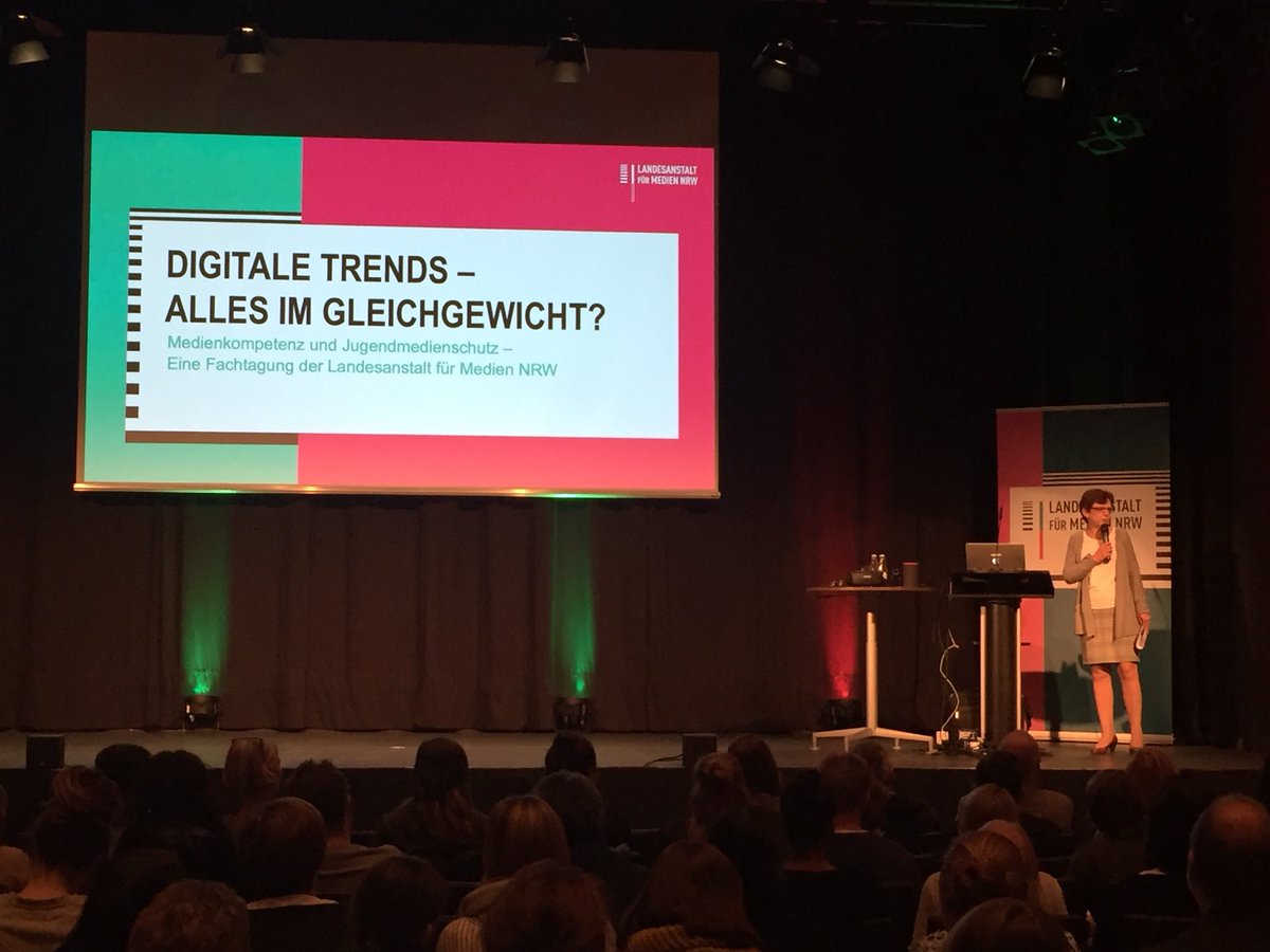 Doris Brocker, stv. Direktorin der LFM NRW eröffnet unsere Fachveranstaltung #DigitaleTrends. In Diskussionen, Workshops und Vorträgen geht es heute in Duisburg um die Auswirkungen der medialen Entwicklung auf #Medienkompetenz und #Jugendmedienschutz.