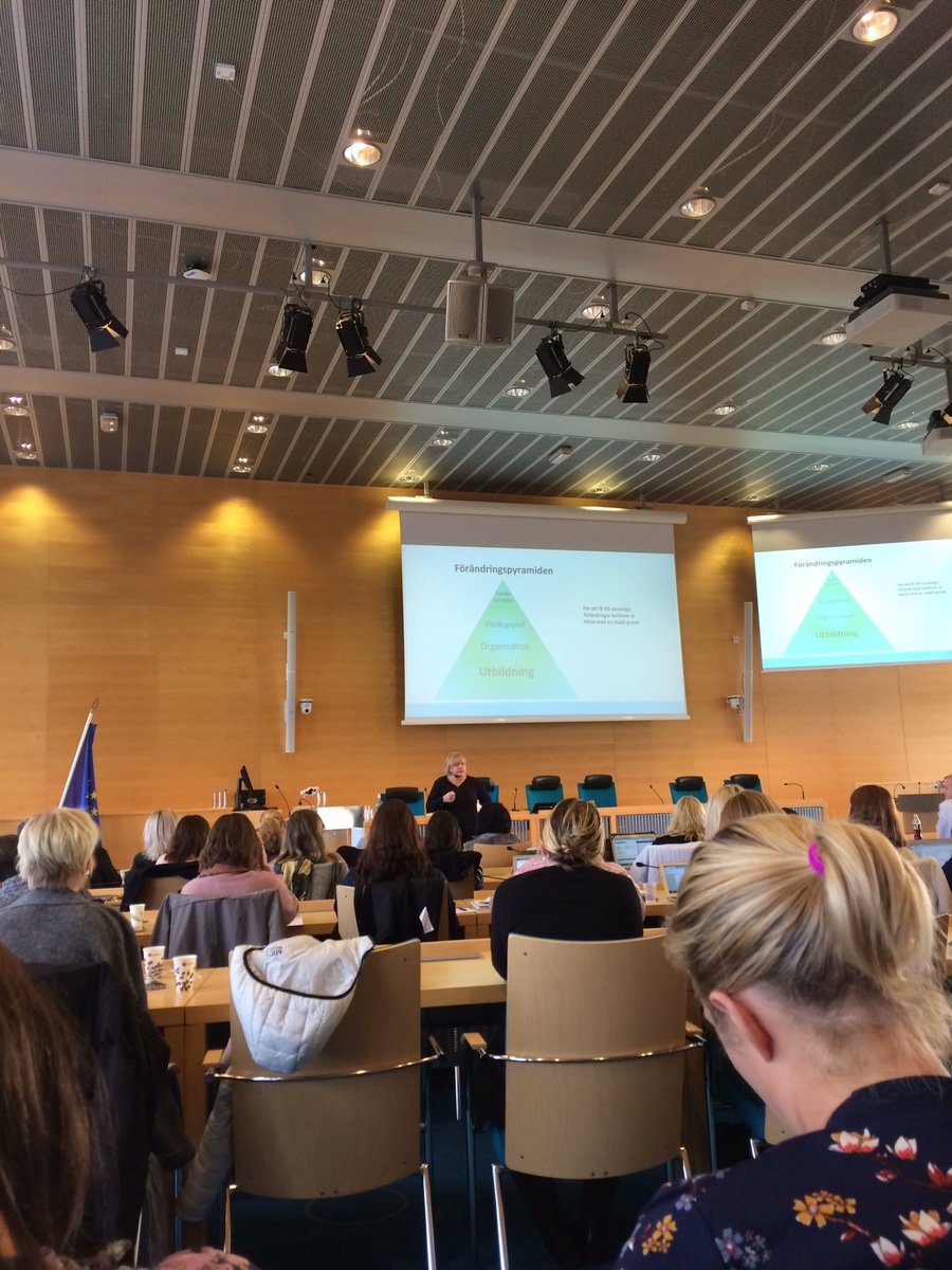frokenMarklund's tweet photo. Joanna Lundin pratar om förändringspyramiden, från längst ner till spetsen: utbildning, organisation, värdegrund och fysisk lärmiljö! #solskol https://t.co/lqZ7aVyd9d