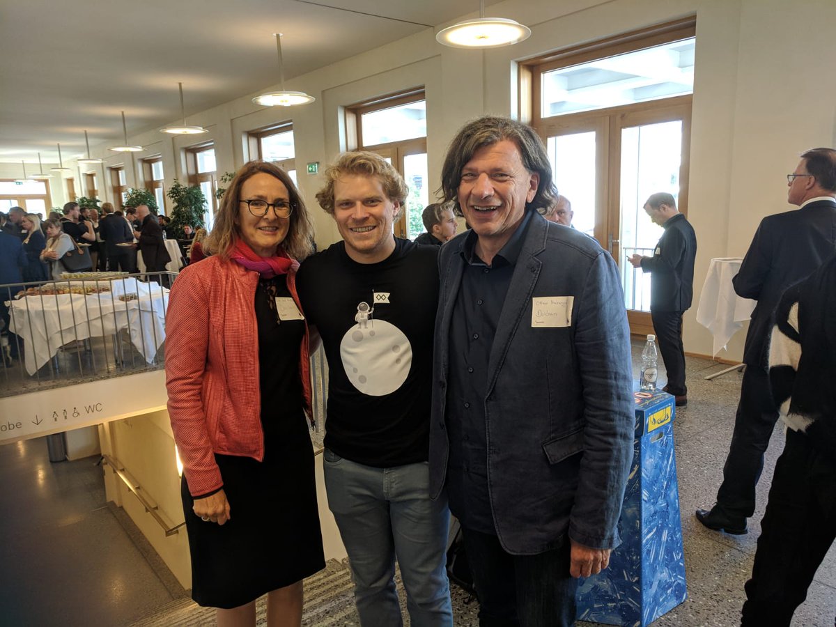 Lisagrafrie's tweet photo. In Liechtenstein auf der Fintech 2018 kurz getroffen, den absolut sympathischen @julianhosp Blockchain-Experte, Speaker und Kitesurfer. Letzteres kann man ziemlich deutlich sehen 😁 https://t.co/6rDVLnI75a