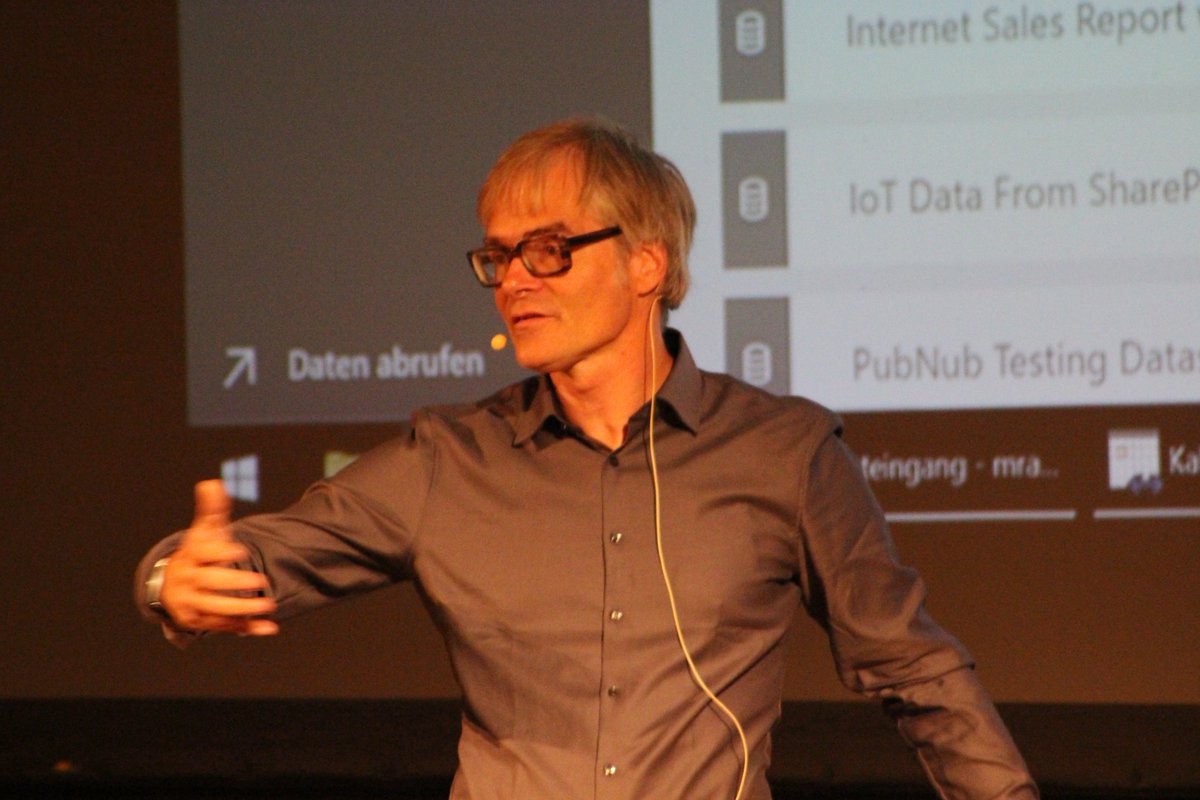 HannesPreishub's tweet image. Markus Raatz frisch aus dem Flieger mit voller Power BI #SQLdays