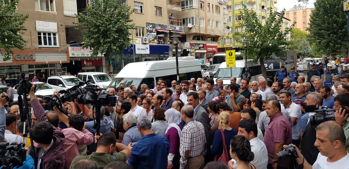 mahmutbozarslan's tweet photo. HDP'nin Diyarbakır Ofis semtindeki basın açıklamasına izin verildi. https://t.co/oN4VMd404u