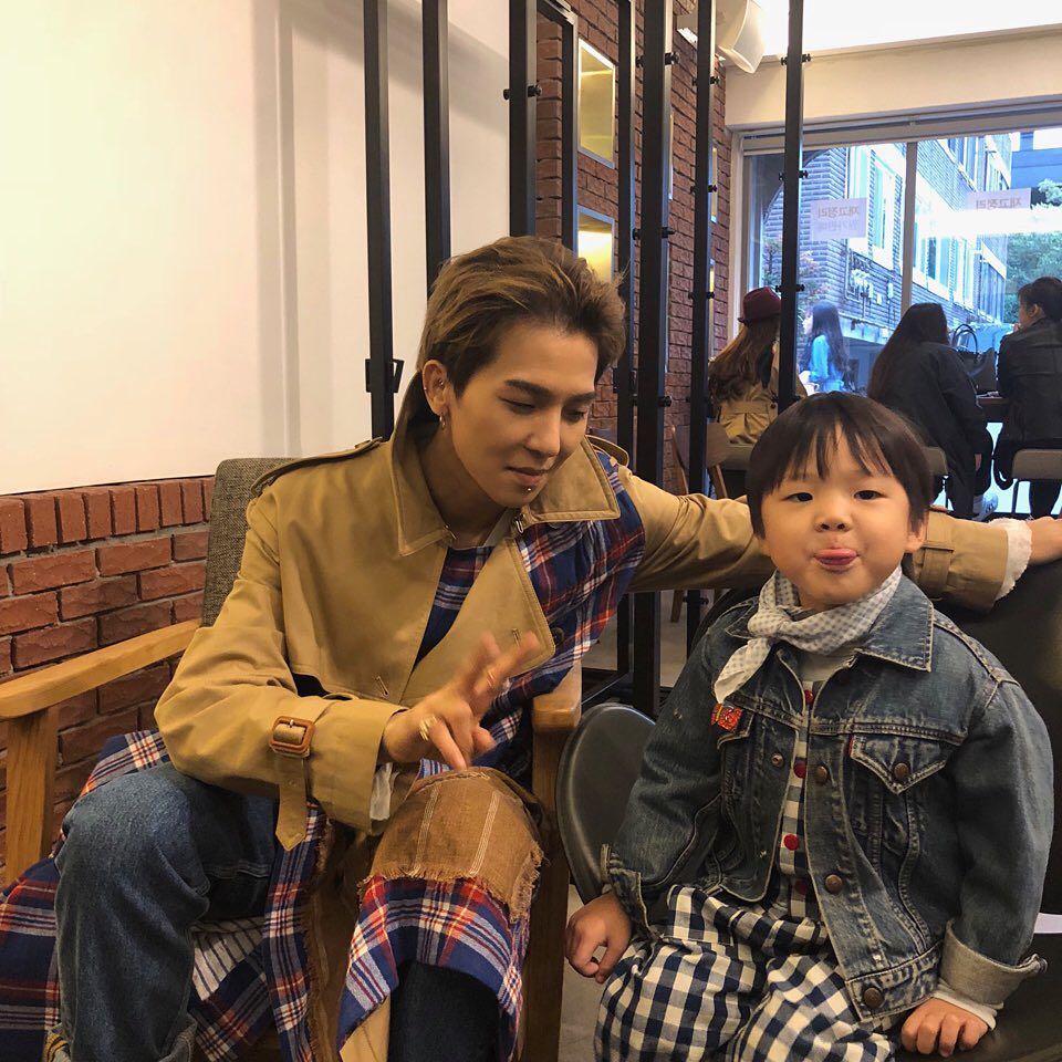 LeeJibo's tweet photo. เหมือนพ่อลูกที่แต่งตัวเก่งๆตามไอจีอ่ะ ;-; https://t.co/zxQi75XEC9