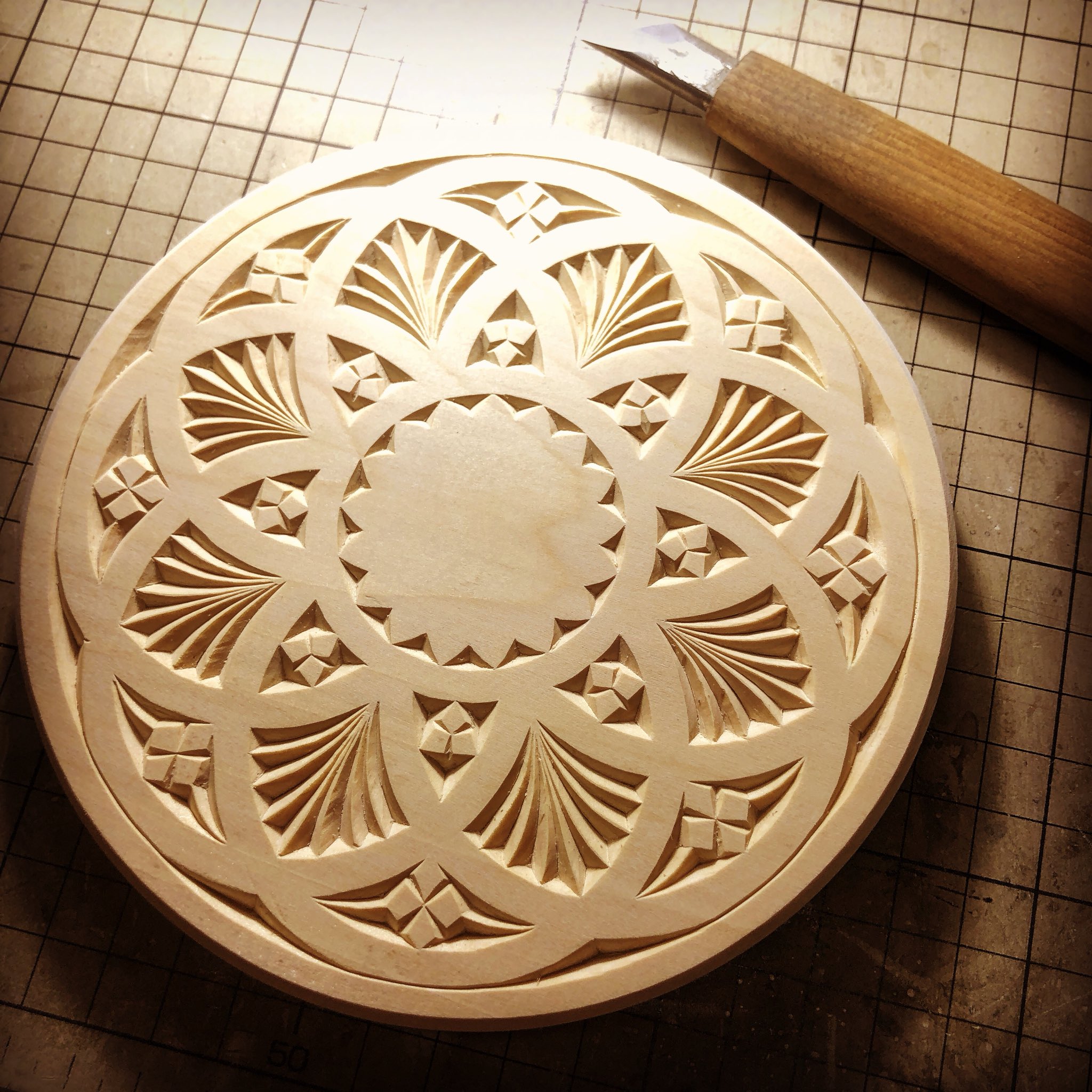 Hinger108 Auf Twitter 丸プレート2枚目彫り終了 チップカービング 木工 彫刻 幾何学模様 Chipcarving Woodworking Woodwork Carving Hinger108 Auf Twitter 丸プレート2枚目彫り終了 チップカービング 木工 彫刻 幾何学模様 Chipcarving Woodworking Woodwork Carving