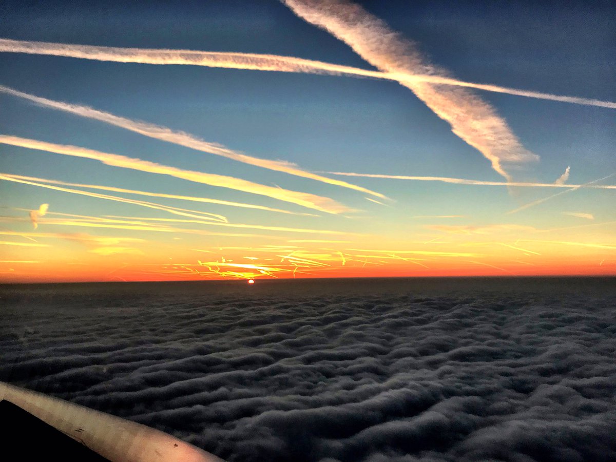 flybymike's tweet photo. Early morning skies don’t get much better than this 👌🏻🌅 https://t.co/ANomBZzqd8