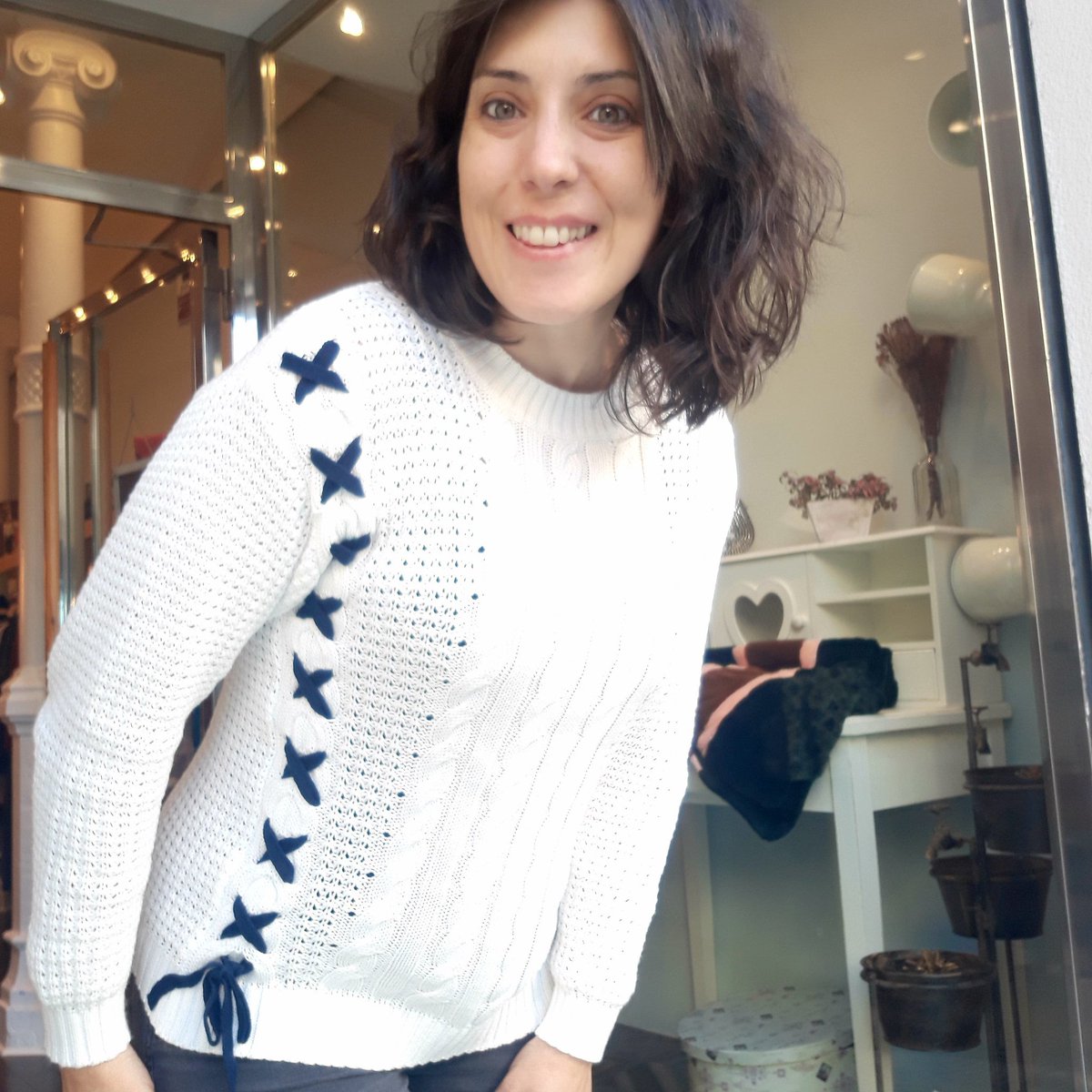 modamarietta's tweet photo. Es tiempo de Jerseys 🙌🛍🍁
Este blanco de punto con lazada en el costado es muy guay 💙
#pullover #autumnwear #casualstyle #pullovertime #whitepullover #detalles #marietta #burgos #tiendamultimarca #tiendaonline #womensfashion #autumn #moda #modacasual #estilo #modafemenina https://t.co/18i9OmN9fl