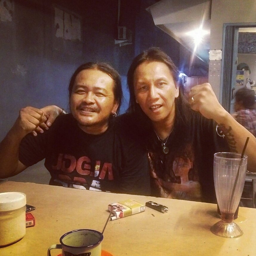 dodok_jogja's tweet photo. Kami bkn cebong meski gondrong, bkn jg kampret meski ngopi sampai pg &amp; bkn sesama pasien operasi plastik yg sm2 antri di kantor polisi,
kami hanya sesama anak muda yg suka nongkrong dg kopi pahit&amp; rokok kretek disertai cerita ttg nabi nabi yg tdk pernah dengki... Sehat trs ya cak https://t.co/QFrzYyXUel