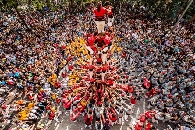 Cultupopularbcn's tweet photo. Ep! Que el districte de Les Corts encara està de festa major. Alguns dels actes de #culturapopular més destacats del cap de setmana són la mostra de dansa de l'Esbart Ciutat Comtal a Pedralbes, la diada castellera i el #correfoc dels Bocs de Can Rosés https://t.co/I6U1U2MSb6 https://t.co/x5LoeIHhqb