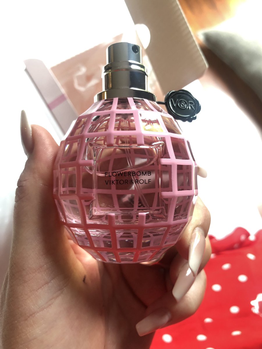 eatsleepchic_ie's tweet image. @Viktor_and_Rolf His and Hers perfumes from @TheLoopDutyFree #treatyoself Click &amp;amp; collect ladies perfume and mens aftershave at theLoop.ie. Buy online now and collect on your return. Airport shopping made easy 🙌🏼 #TravelTuesday